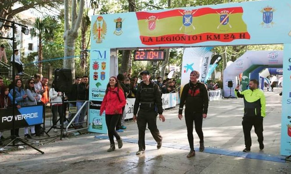 Diego Guerra cruzando la meta de los 101 KM de Ronda en 2018 con tiempo 22:10:41
