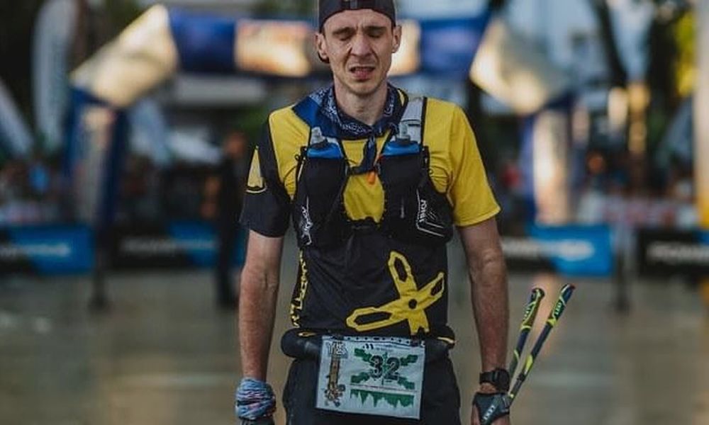 Diego Guerra cruzando la meta de los 101 KM de Ronda en 2024 con tiempo sub-12 horas